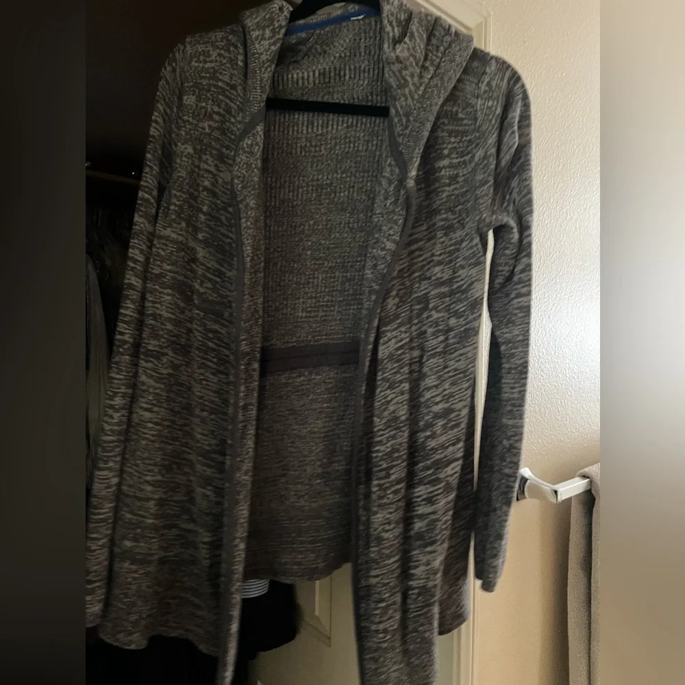 Lululemon sweater size 6 worn once - Picture 1 of 5